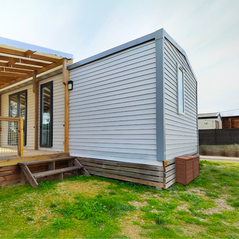 Cache climatiseur en bois naturel au sol sur un mobil-home